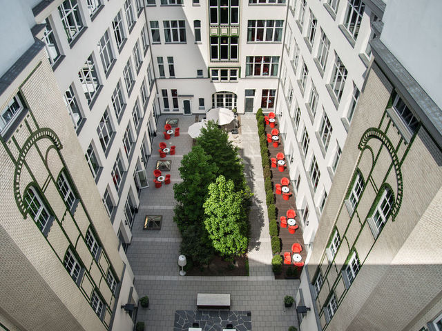 фото отеля Adina Apartment Hotel Berlin Checkpoint Charlie изображение №1
