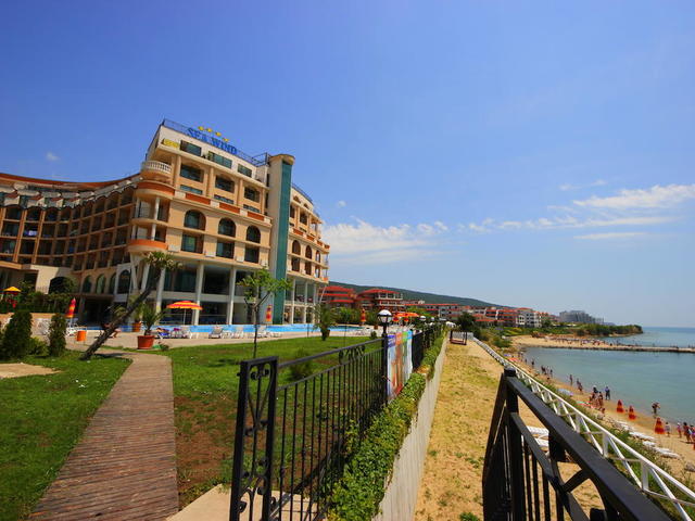 фото отеля Menada Apartments in Grand Hotel Sveti Vlas (ex. Menada Sea Wind Apartments) изображение №1