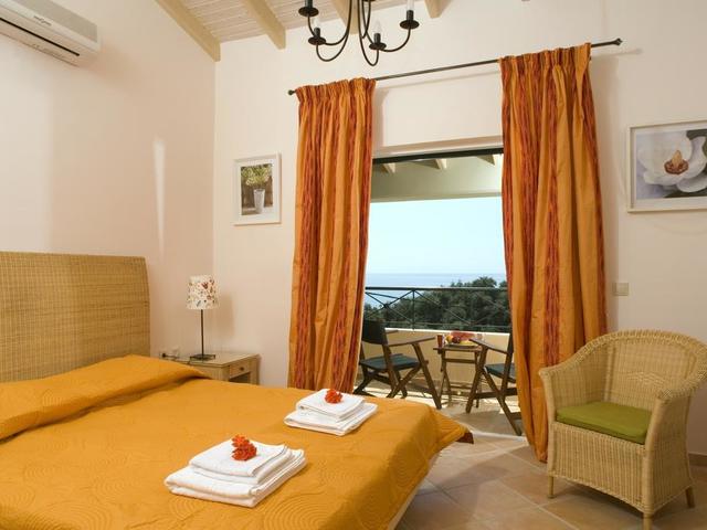фото отеля La Riviera Barbati Luxurious Apartments изображение №9
