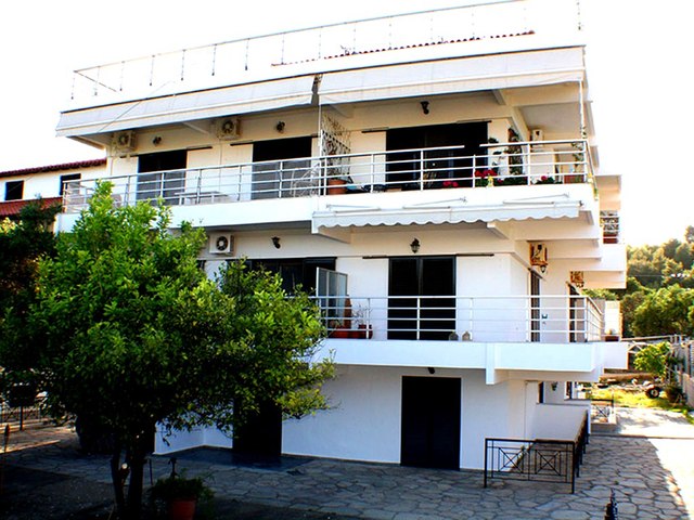 фото отеля Salonikiou Beach Deluxe Apartments изображение №1