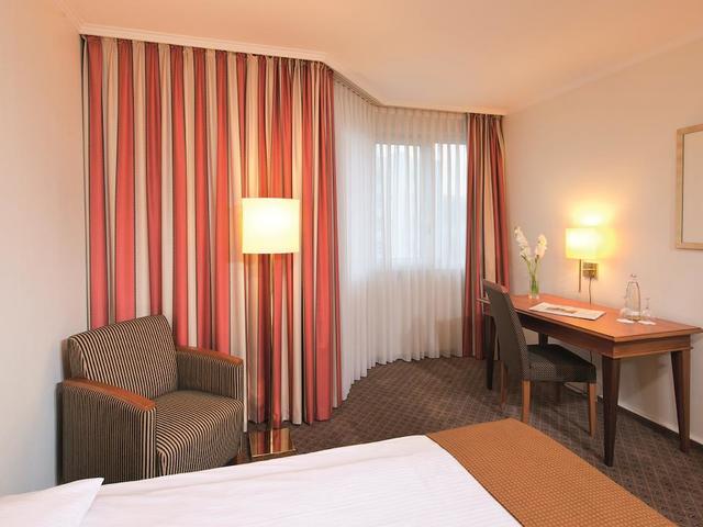 фото отеля Leonardo Hotel Dusseldorf City Center (ex. Holiday Inn Dusseldorf) изображение №13