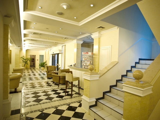 фото отеля Queen's Court Hotel & Residence изображение №5