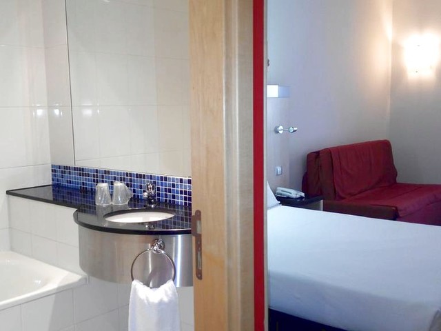 фотографии B&B Hotel Girona 3 (ех. Holiday Inn Express Girona) изображение №8