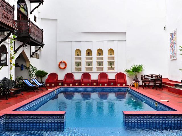 фото отеля Dhow Palace Hotel  изображение №1