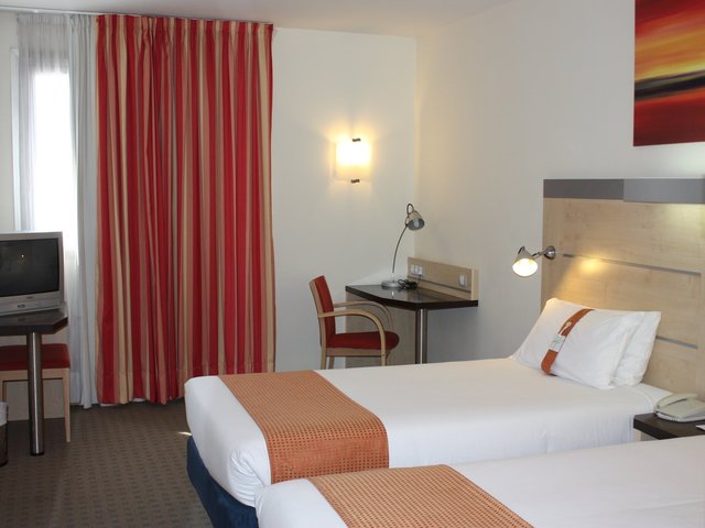 фото отеля Holiday Inn Express Barcelona - Molins de Rei изображение №13