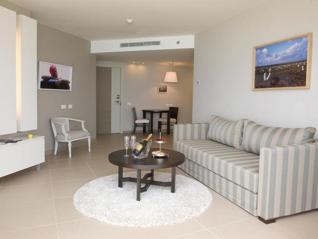 фото Ramada Hotel & Suites изображение №26
