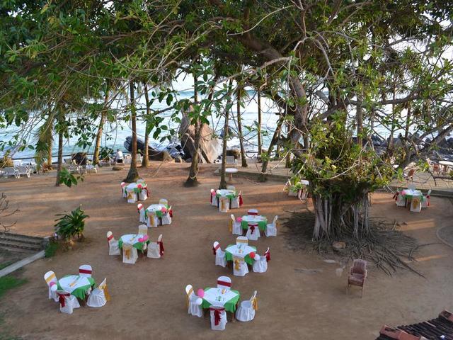 фото Sri Gemunu Beach Resort изображение №38