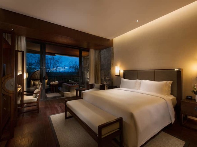 фото DoubleTree Resort by Hilton Hotel Hainan - Qixianling Hot Spring изображение №26