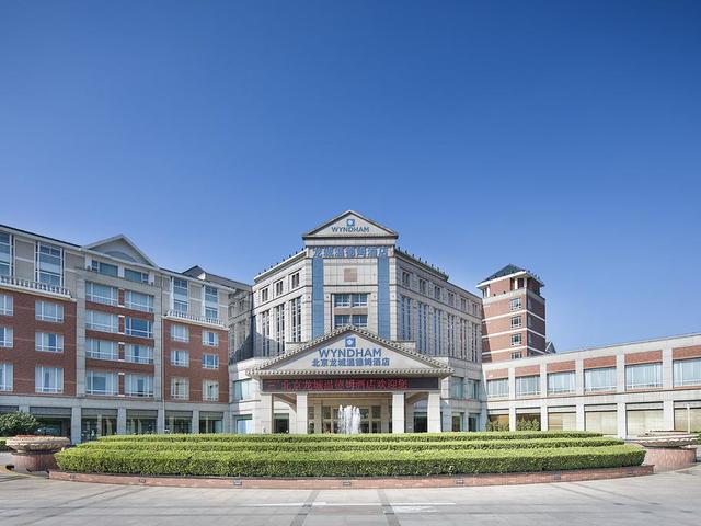 фото отеля Wyndham Beijing North (ex.The Loong Palace Hotel & Resort; Crowne Plaza Hotel North Beijing) изображение №1