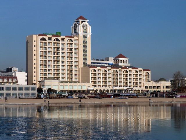 фото отеля Holiday Inn Sea View Qinhuangdao изображение №1