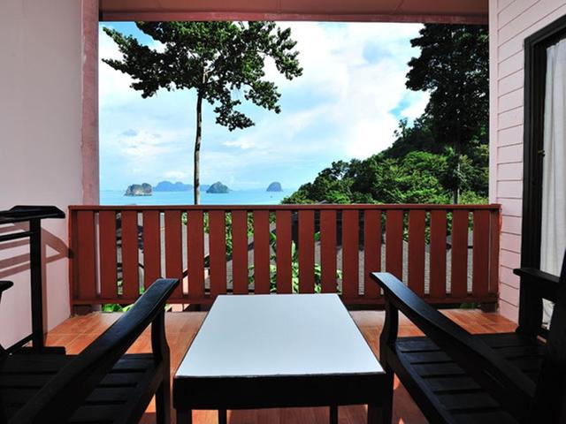 фото отеля Koh Ngai Cliff Beach Resort (ex. The Chateau Hill Resort) изображение №9