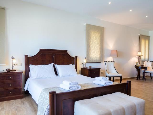 фото отеля Luxury Hera (Вилла с пятью спальнями в Рода RE0297; ex. Villa Victoria) изображение №17