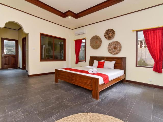 фото отеля RedDoorz Plus near Seminyak Square изображение №9