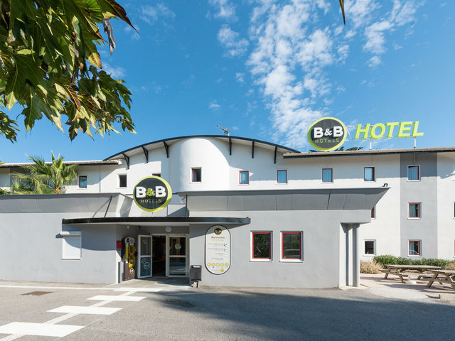 фото отеля B&B Hotel Villeneuve-Loubet Plage изображение №1