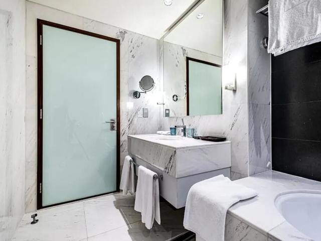 фото отеля Stunning Apartment At The Address Dubai Mall изображение №33