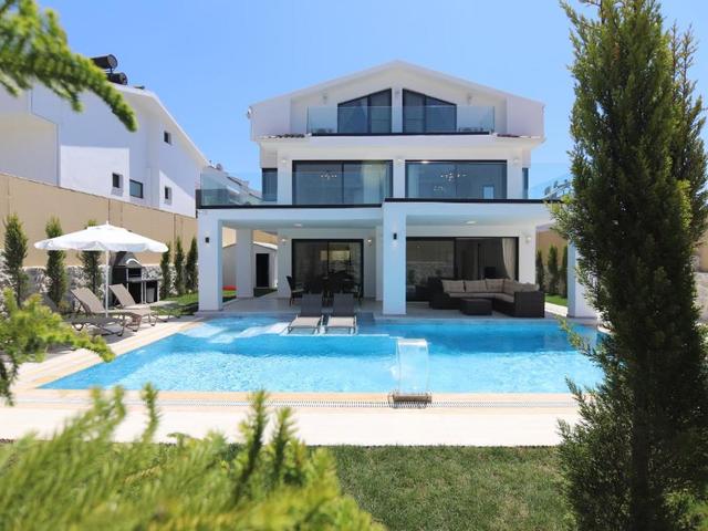 фото отеля La Villa Marbella (ex. Luxury 4-bed Villa With Private Pool and Jacuzzi) изображение №1