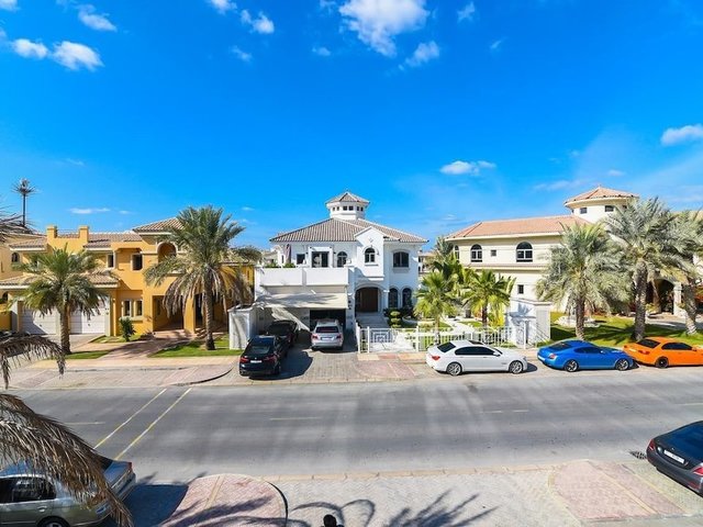 фото отеля Palm Jumeirah Garden Beach Front Home изображение №9