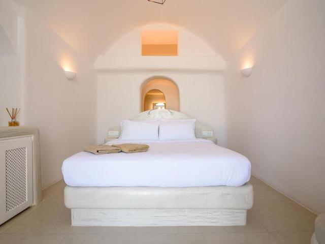 фотографии отеля On The Cliff Suites (ex. Santorini Royal Suites ; Caldera Cliff Suites) изображение №39