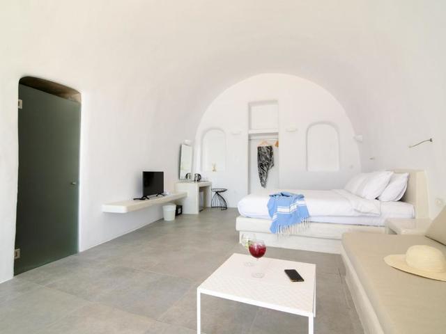 фото On The Cliff Suites (ex. Santorini Royal Suites ; Caldera Cliff Suites) изображение №18
