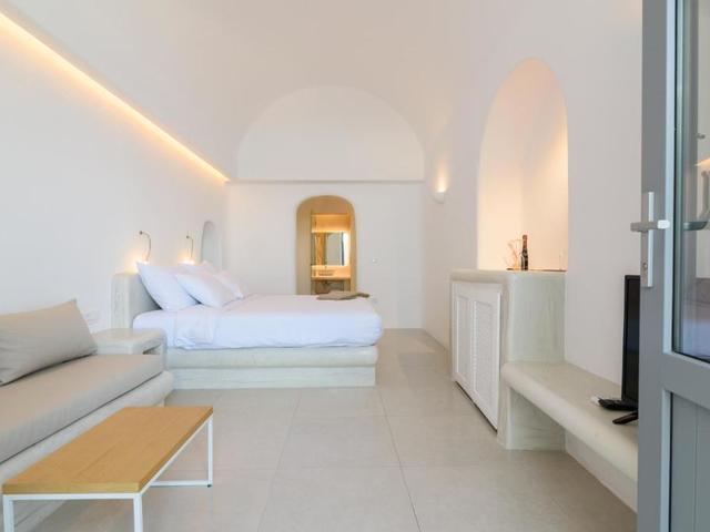 фото отеля On The Cliff Suites (ex. Santorini Royal Suites ; Caldera Cliff Suites) изображение №33