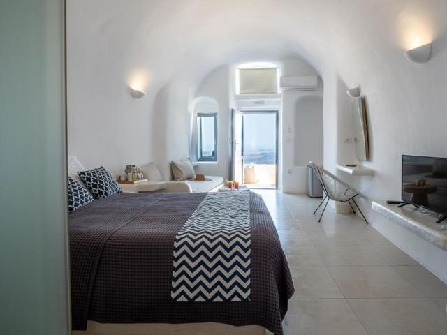 фото On The Cliff Suites (ex. Santorini Royal Suites ; Caldera Cliff Suites) изображение №10