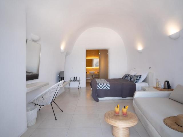фото отеля On The Cliff Suites (ex. Santorini Royal Suites ; Caldera Cliff Suites) изображение №9