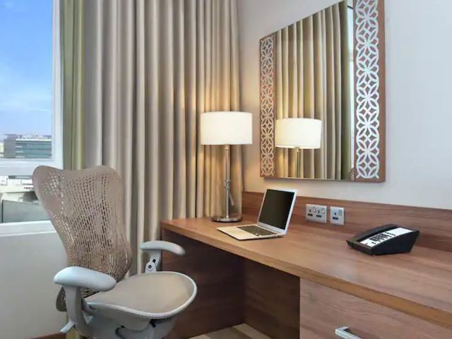 фото Hilton Garden Inn Dubai Al Muraqabat изображение №2