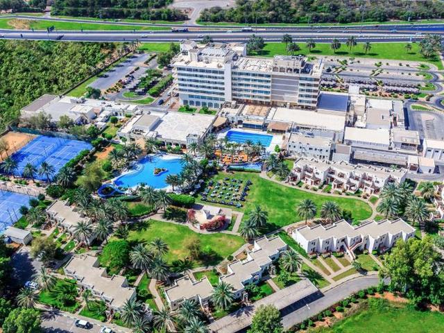 фото отеля Radisson Blu Hotel & Resort Al Ain изображение №1
