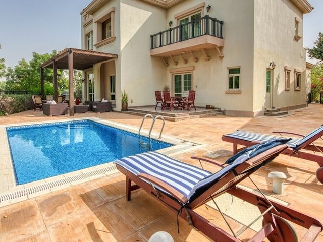 фото отеля Beautiful Large 4 B/R Villa W/ Pool Jumeirah Island изображение №1
