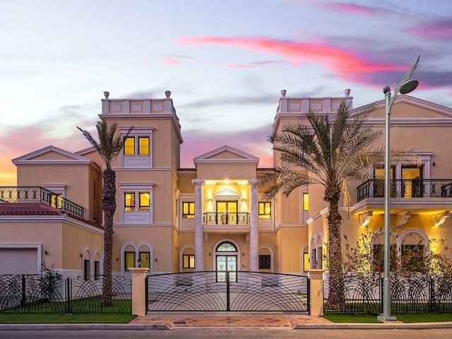 фото отеля LUX Holiday Home The Dubai Paradise Palace изображение №1