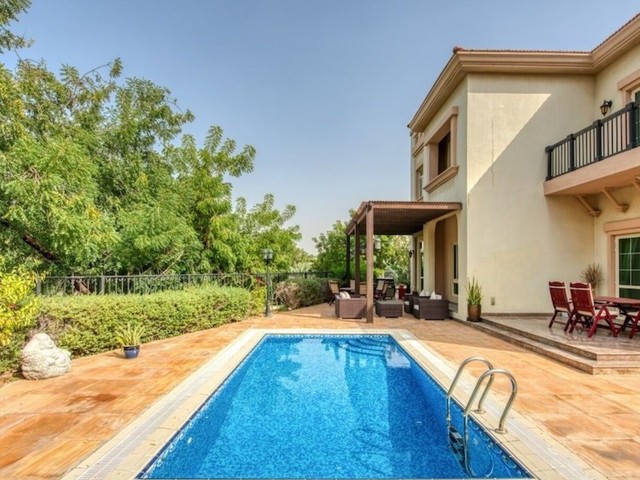 фото Beautiful Large 4 B/R Villa W/ Pool Jumeirah Island изображение №2