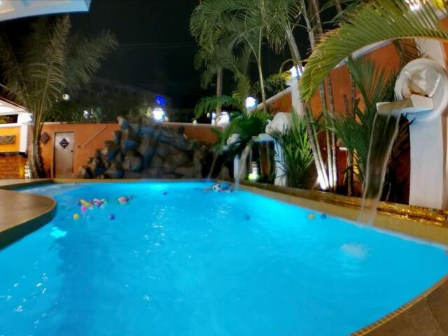 фотографии отеля Goldland Luxury Pool Villa Pattaya - 8 Bedrooms изображение №27