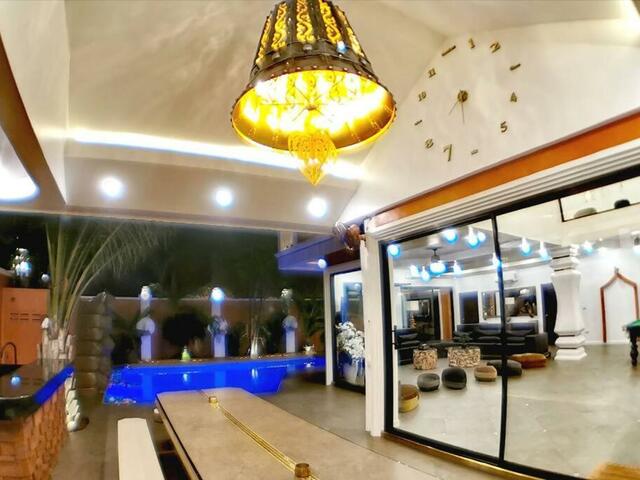 фото отеля Goldland Luxury Pool Villa Pattaya - 8 Bedrooms изображение №21