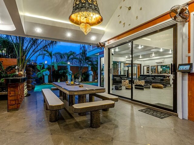 фото Goldland Luxury Pool Villa Pattaya - 8 Bedrooms изображение №2