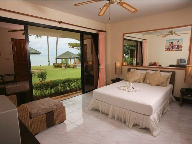 фотографии отеля Beach Front Villa On Samrong Bay изображение №3