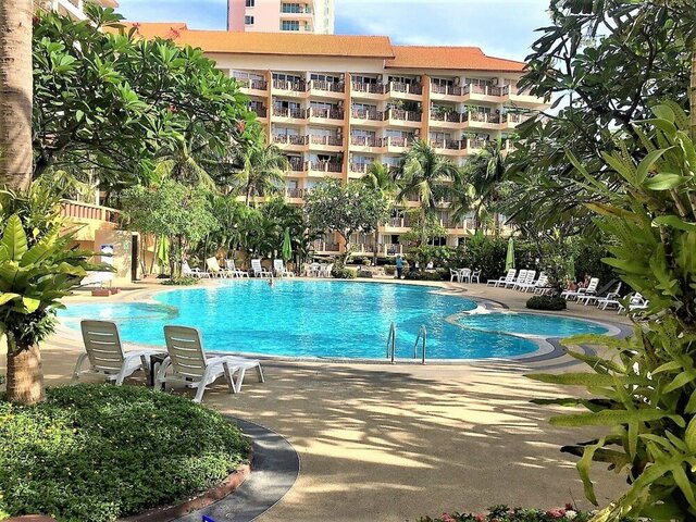 фото отеля Royal Hill Resort Pattaya Corner Condo With Sea Pool Views изображение №1