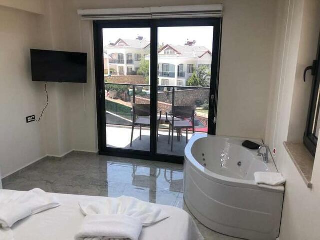 фото отеля Stunning 4-bed Villa: Private Pool, Sauna & Hammam изображение №21