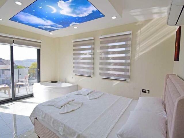 фото отеля Stunning 4-bed Villa: Private Pool, Sauna & Hammam изображение №9