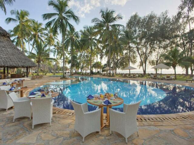 фото отеля Bluebay Beach Resort & Spa изображение №1