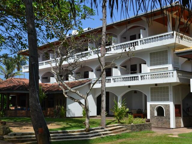 фото отеля Sri Gemunu Beach Resort изображение №25