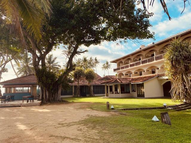 фото отеля Sri Gemunu Beach Resort изображение №17