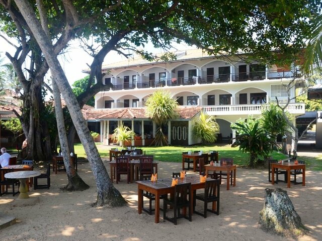 фото отеля Sri Gemunu Beach Resort изображение №5