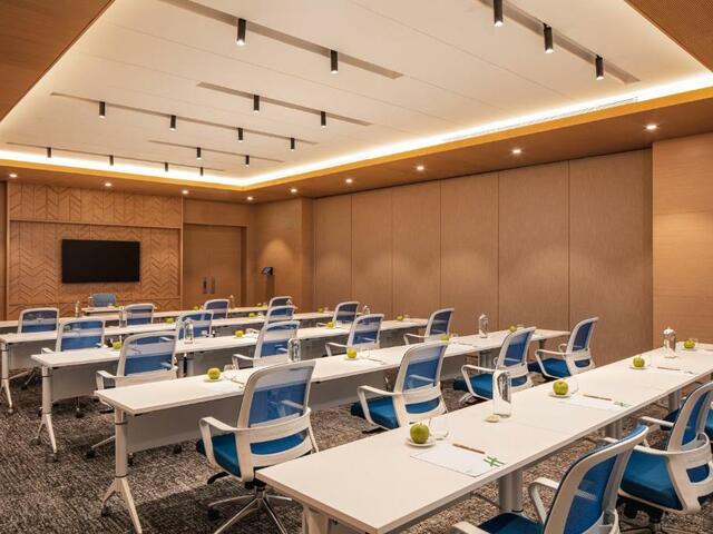фото отеля Holiday Inn & Suites Dubai Science Park, an IHG Hotel изображение №25