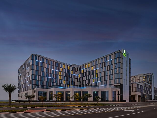 фото Staybridge Suites Dubai Al-Maktoum Airport, An IHG изображение №2