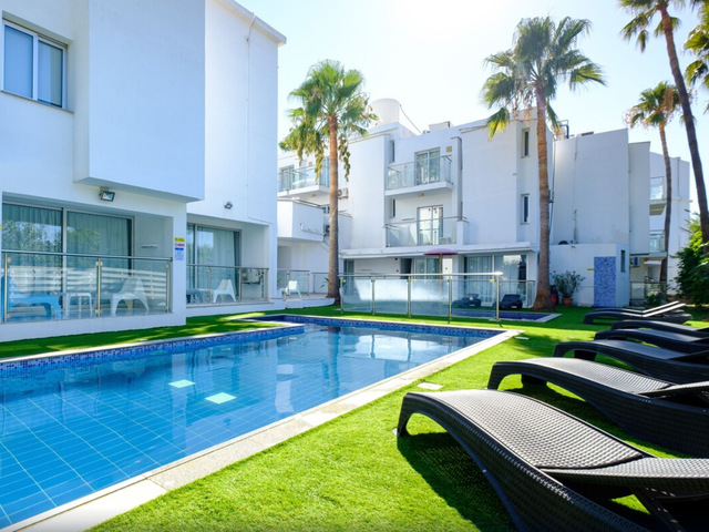 фото отеля Sanders Rio Gardens - Charming 1-bedroom Apartment With Shared Pool & Balcony изображение №1