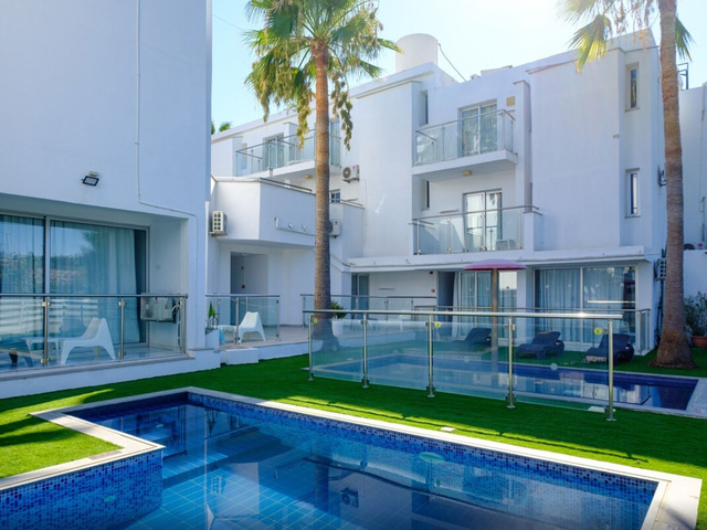 фото отеля Sanders Rio Gardens - Charming 1-bedroom Apartment With Shared Pool And Balcony изображение №1