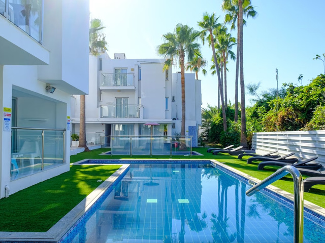 фото отеля Sanders Rio Gardens - Charming Studio With Shared Pool & Balcony изображение №1