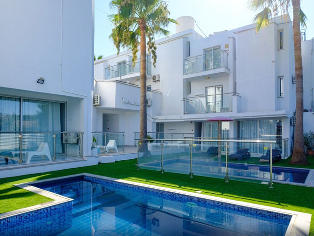 фото отеля Sanders Rio Gardens - Chic 1-bedroom Apartment With Shared Pool & Balcony изображение №1