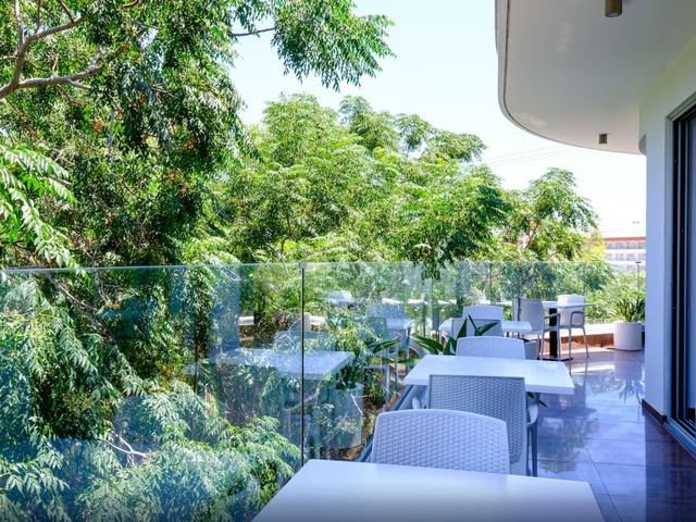 фотографии отеля Sanders Rio Gardens - Compact 1-bedroom Apartment With Shared Pool And Balcony изображение №7