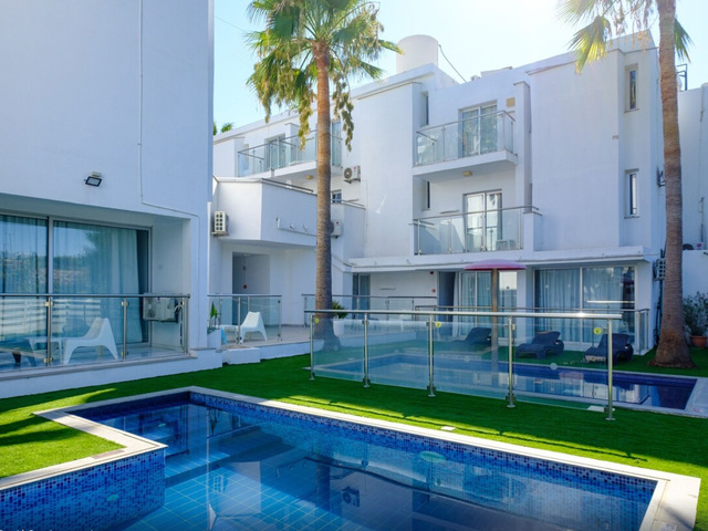 фото отеля Sanders Rio Gardens - Compact 1-bedroom Apartment With Shared Pool And Balcony изображение №1